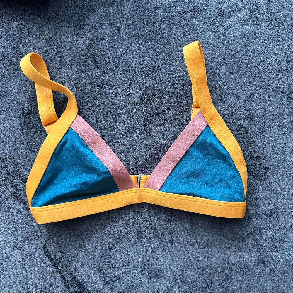 Oneone swimwear bikini, never worn size M.